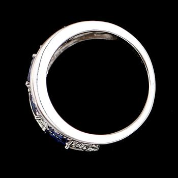 RING, 10 k vitguld, blå safirer, diamanter tot ca 0.06 ct.