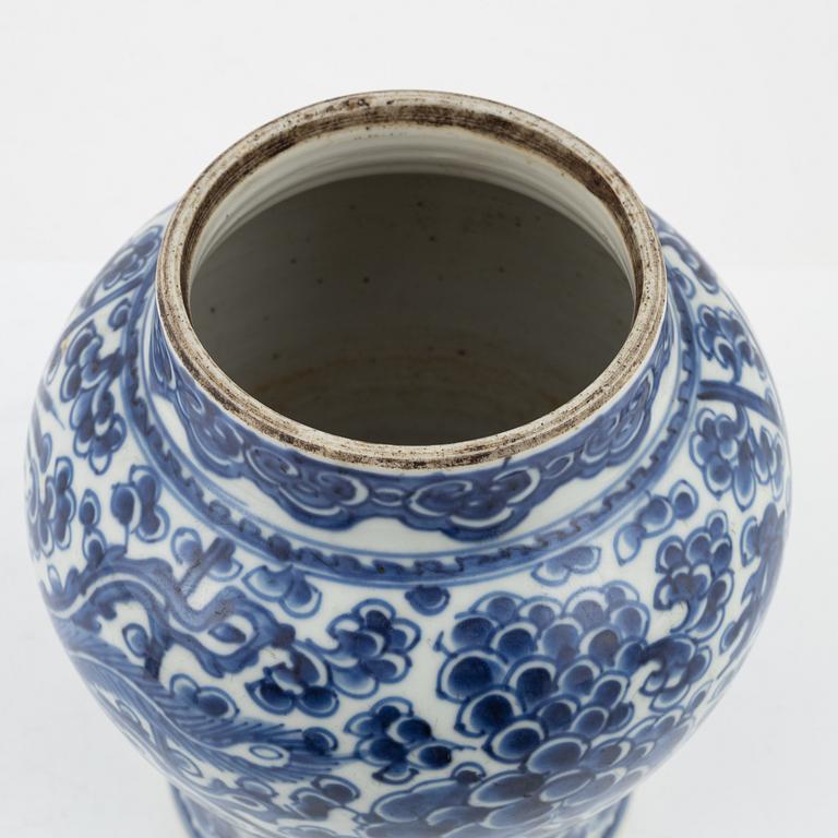 A blue and white porceline urn, China, 18th century.