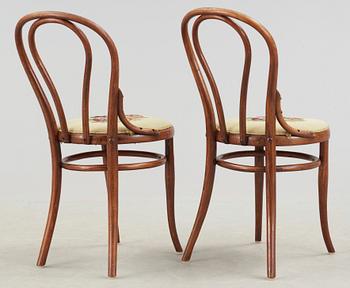 STOLAR, ett par, Thonet, etikettmärkta. omkring år 1900.