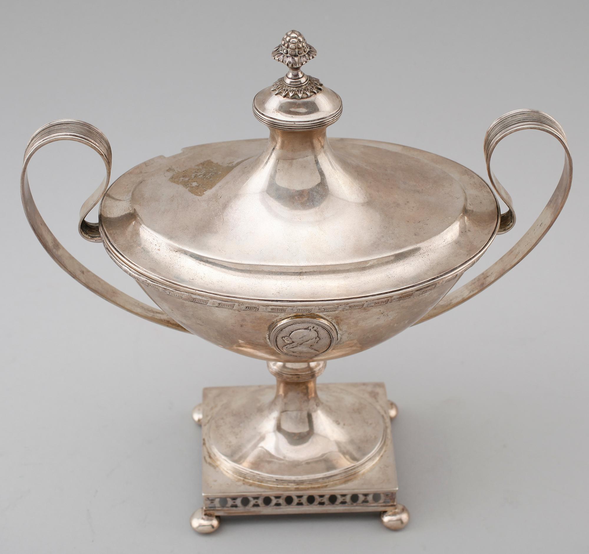 STRÖSOCKERSKÅL, silver, C.G Hallberg, Stockholm 1905. Vikt ca 612 g.