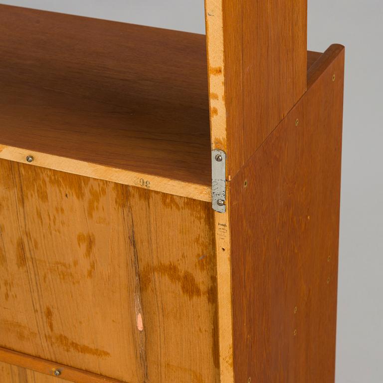 Bokhylla med vitrinskjutdörrar, 1900-talets mitt.