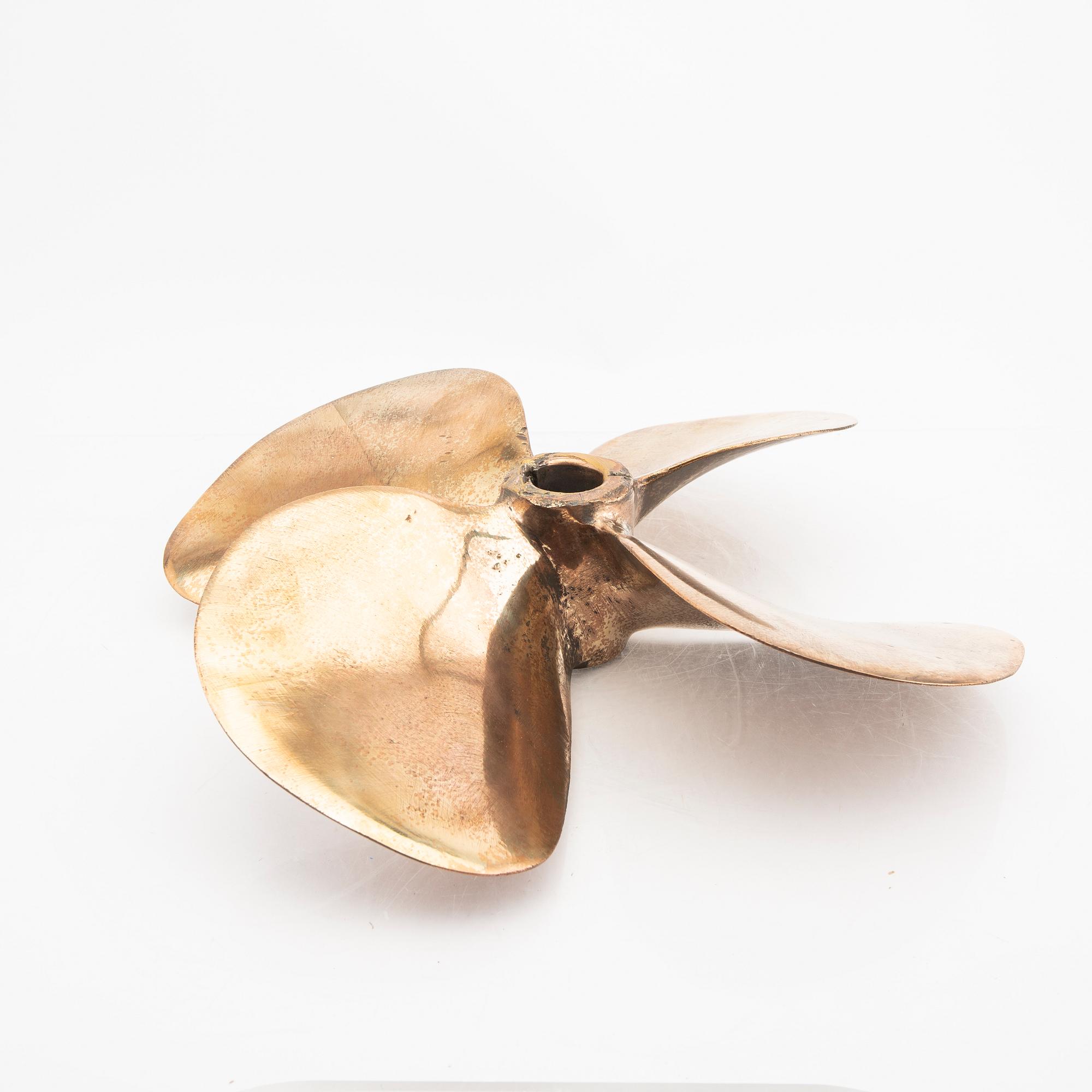 A boat propeller from the 1900s.