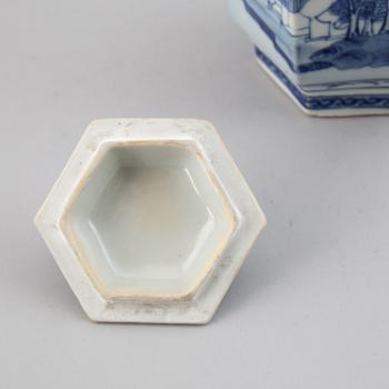 A blue and white hexagonal vase with cover, Qing dynasty, Guangxu (1872-1908).