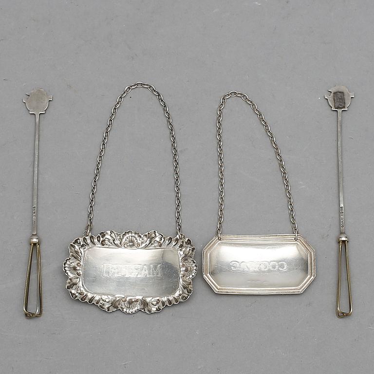 CHAMPAGNEVISP och KARAFFSKYKTAR, silver, CG Hallberg, Stockholm, 1939 och England, 1900-tal. Vikt ca 33 gram.