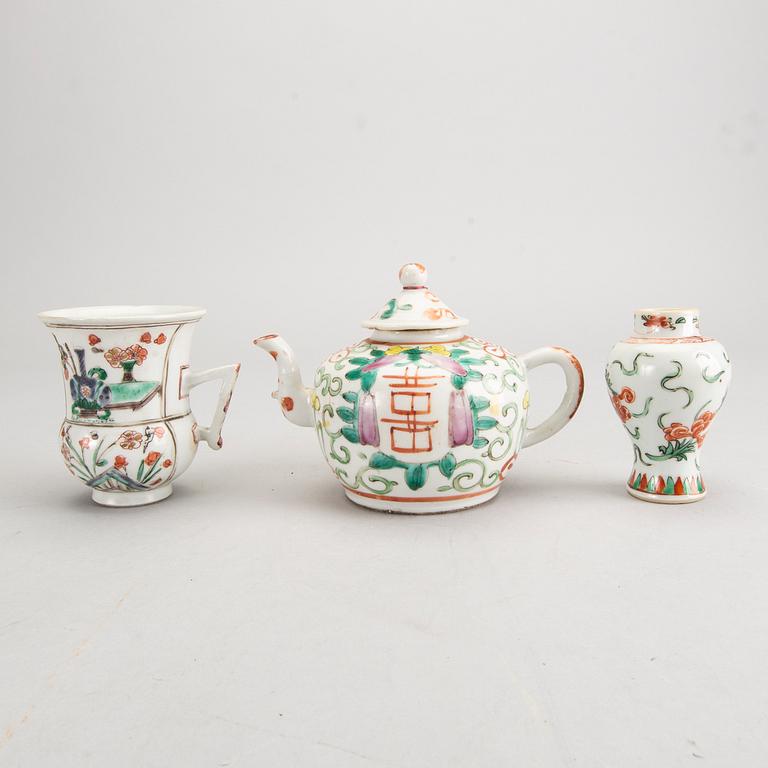 A Chinese 18th century  tea-pot, vase and mug  pocelain.