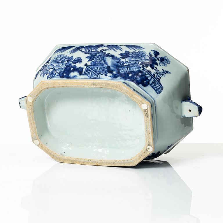 Terrin med lock, kompaniporslin, Kina, Qing dynastin, Qianlong 1736-95.