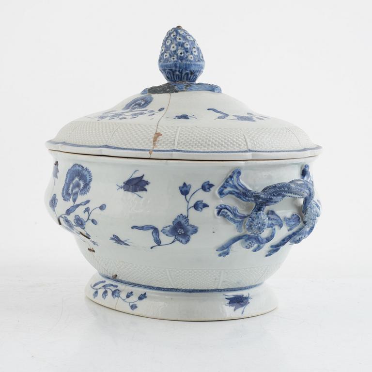 A blue and white porcelain tureen with cover, China, Qianlong (1736-95).