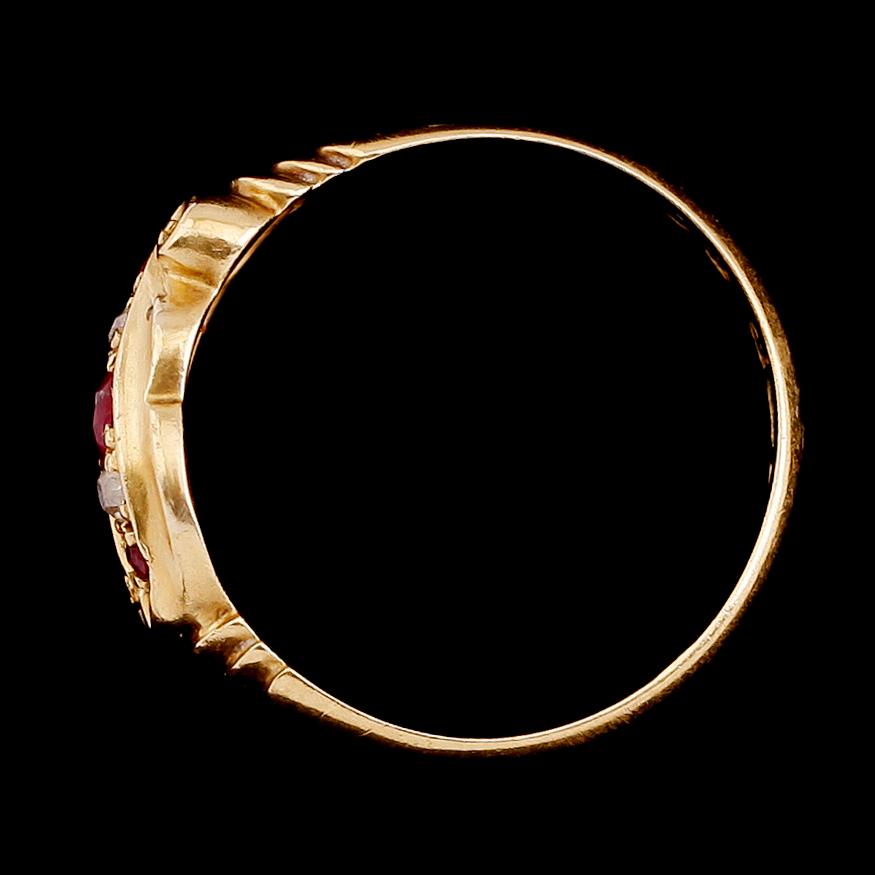 RING, 18 k guld, England 1909, med 3 röda stenar samt 2 små diamanter. Total vikt ca 2 gram.