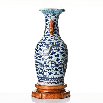 Palatsvaser, ett par, porslin. Qingdynastin, 1800-tal.