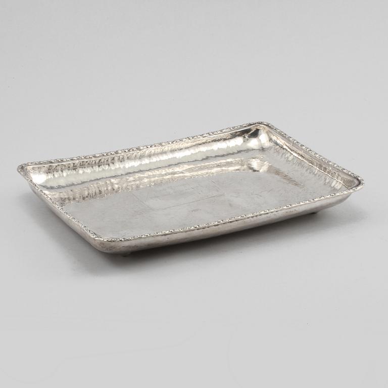 BRICKA, silver, K Andersson, Stockholm, otydligt daterad, 1920-tal, vikt 665 gram.