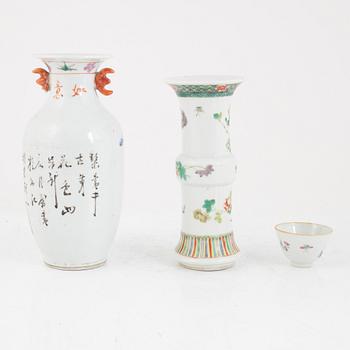 Two porcelain vases and a cup, China, late Qing dynasty/early 20th century.