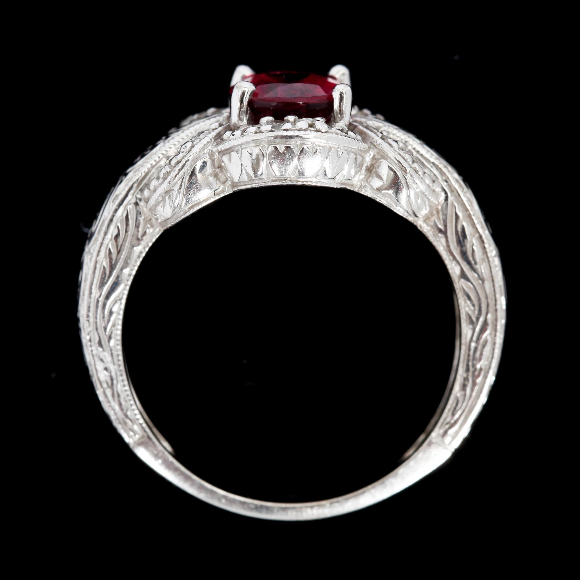 RING, 14k vitguld med små diamanter och röd Topaz. Vikt 6,7 g.