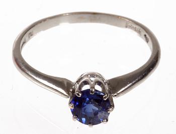 RING, vitguld 23 k, med safir.