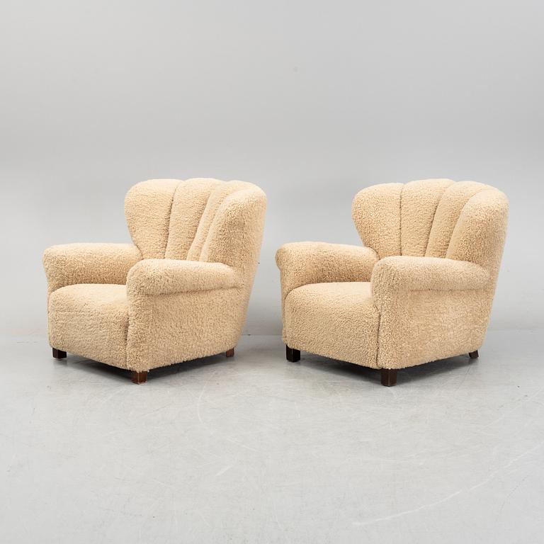 Fritz Hansen, a pair of hearling upholstered model 1518 slounge chairs, Denmark, 1940's.