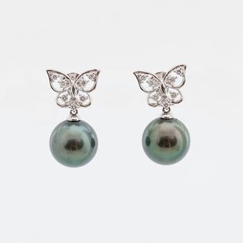 EARRINGS 18K whitegold 2 cultured tahitian pearls approximately 9,5 mm and brilliant-cut diamonds 0,05 ct.