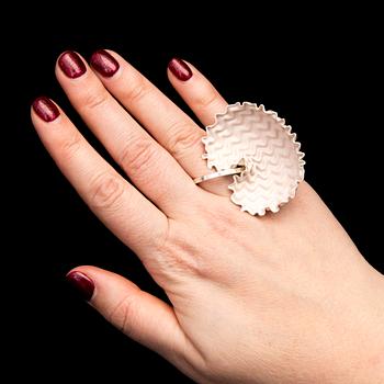 INNI PÄRNÄNEN, RING, "Shelter", etsat vitt silver, målfärg, 2010.