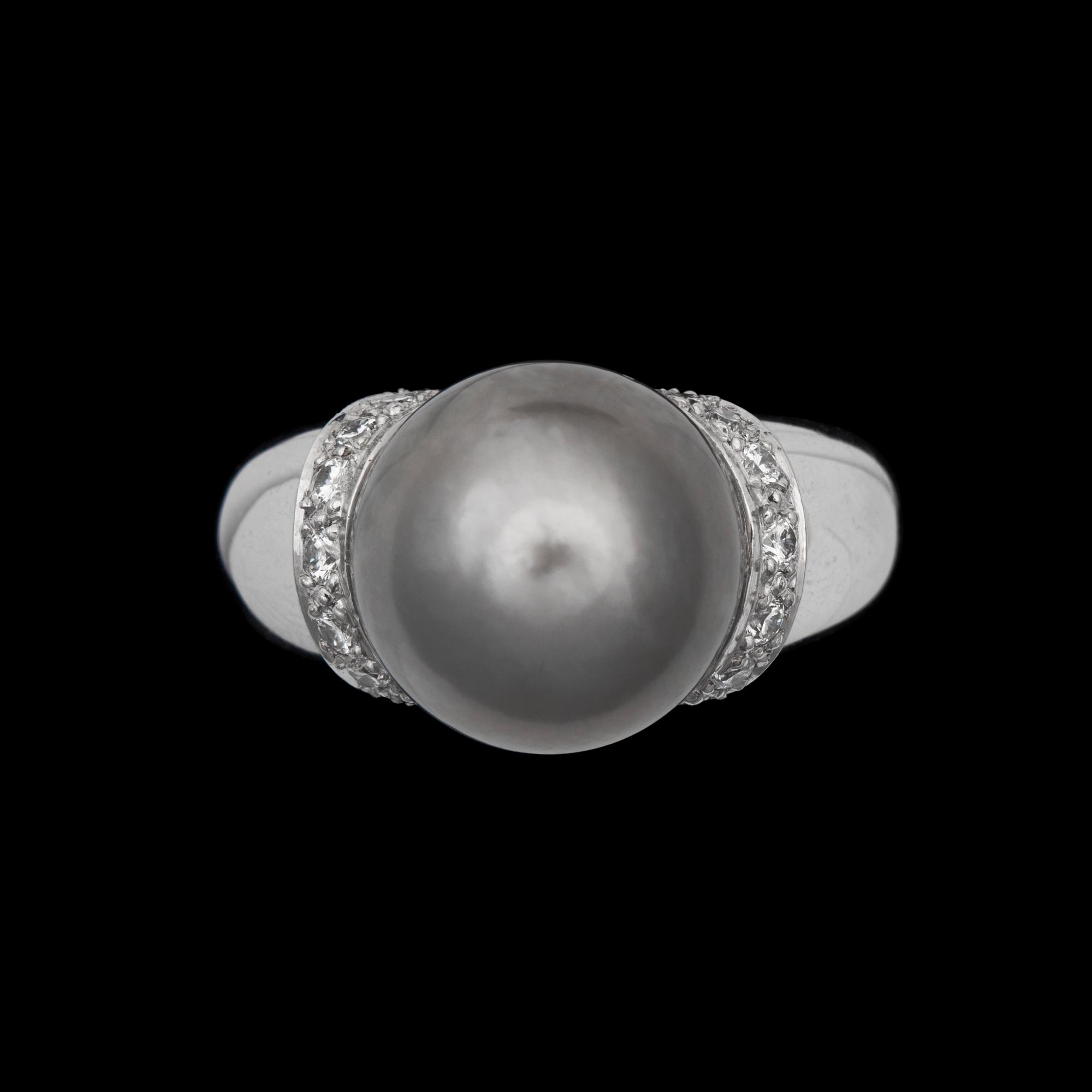 RING, odlad Tahitipärla med briljantslipade diamanter tot. ca 0.35 ct.