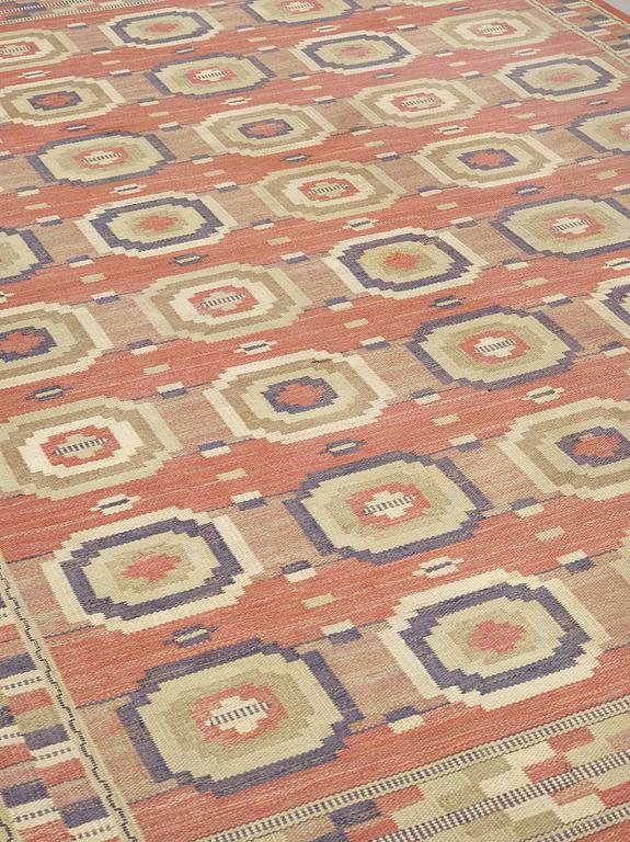 MÄRTA MÅÅS-FJETTERSTRÖM, a carpet, flat weave, 346,5 x 255,5 cm, "Röda åttan", signed AB MMF.