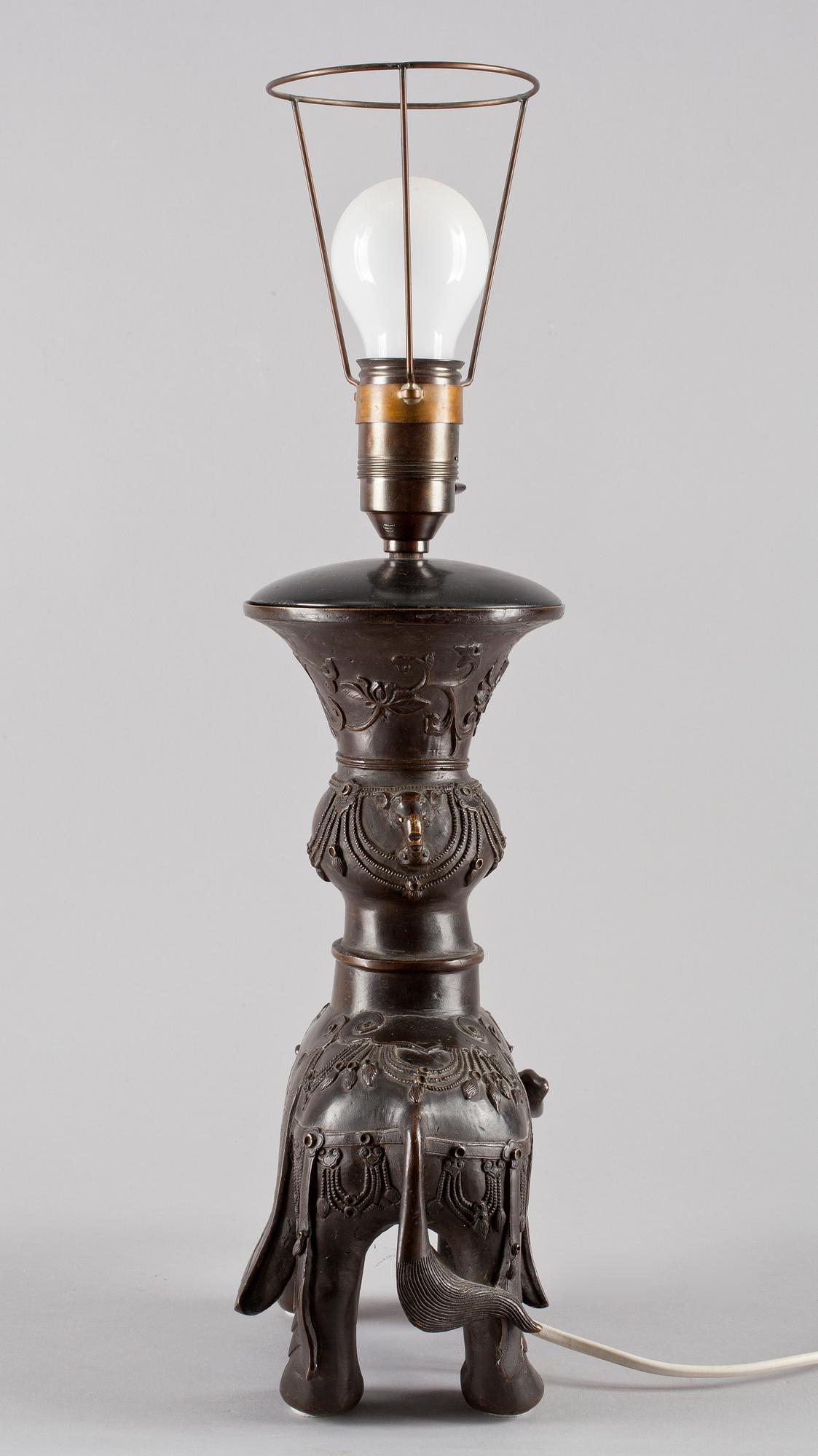 BORDSLAMPA, brons, ostasien, 1900-tal.