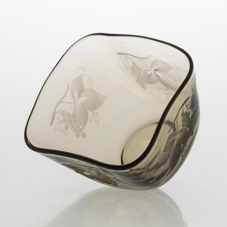 Gunnel Nyman, skål, modell 38/1081 Riihimäki Glassbruk Ab. Osignerad. Formgiven 1938.