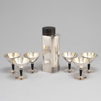 A 1930s /40s Folke Arström shaker and six glasses.