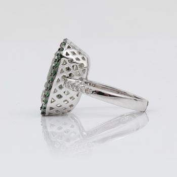 RING, med prasolit 11.15ct, tsavoriter och briljanter.