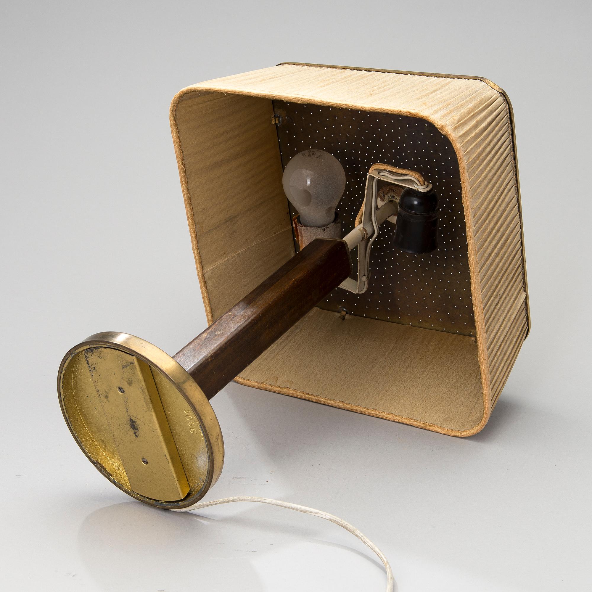 PAAVO TYNELL, PÖYTÄVALAISIN, malli 5066, Taito Oy, 1940-luku.