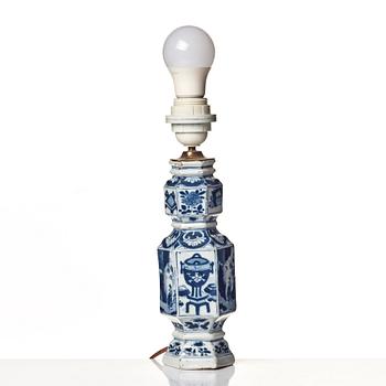 A blue and white vase, Qing dynasty, Kangxi (1662-1722).