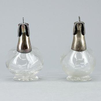 KARAFFER, ett par, silver och glas, London, importstämplar CG Hallberg, 1905.