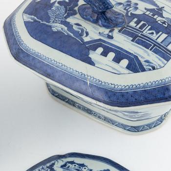 A set of four Chinese porcelain pieces, Qing dynasty, 18th-19th century.