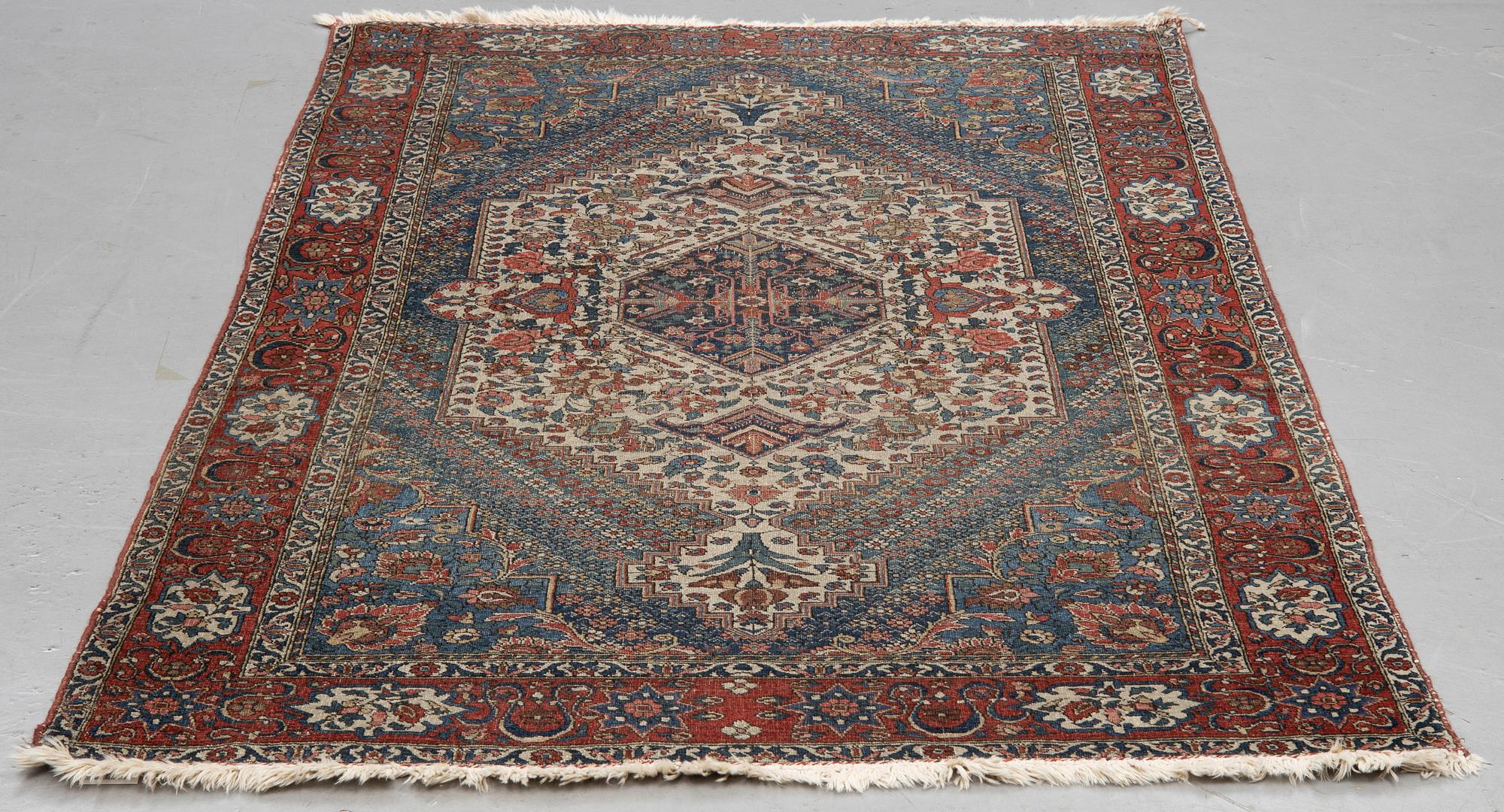 Rug, semi-antique Bakhtiari ca 208 x 126 cm.