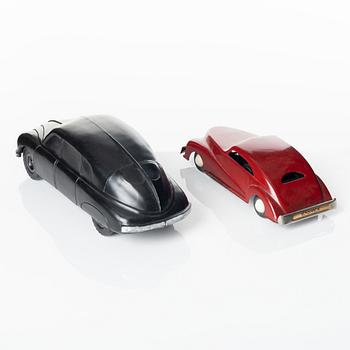 Automobil memorabilia, 4 delar, 2 bilar, flaska och skylt.