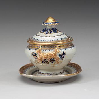 SMÖRTERRIN med LOCK och FAT, kompaniporslin. Qing dynastin, Jiaqing (1792-1820).