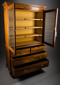 AN ENGLISH BOOKCASE, Georg III, late 18th century.