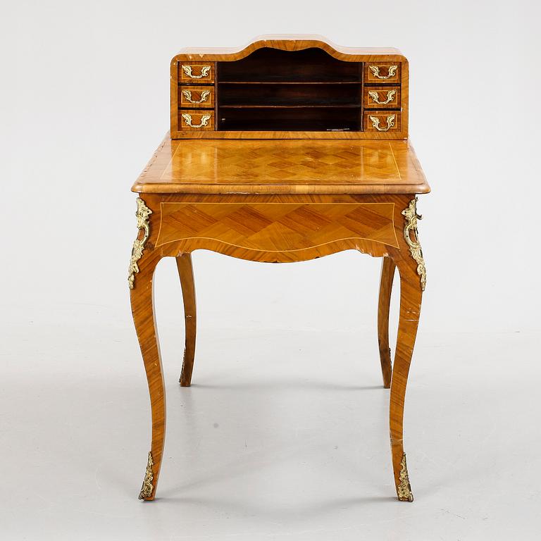 DAMSKRIVBORD, Rokokostil, 1900-talets början.