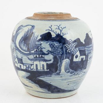 A Chinese porcelain jar, Qing Dynasty, 19th Century.