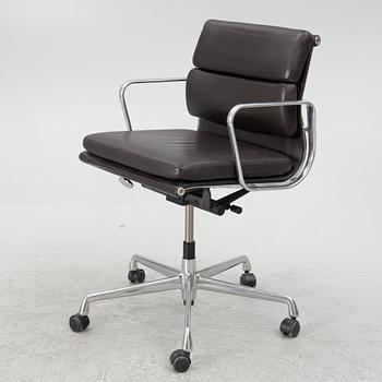 Charles & Ray Eames, office chair, "Soft Pad Chair EA217", Vitra.
