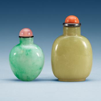 1477. Two nephrite snuff bottles, with stoppers, Qing dynasty (1644-1912).