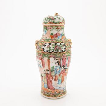 Bowl and cover urn, China, Canton, 18th/20th century.