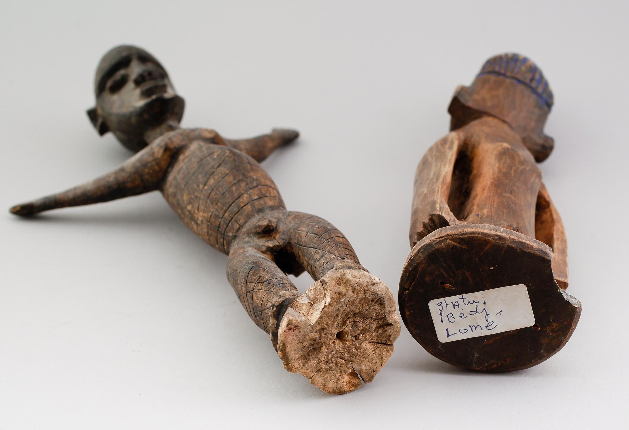 FIGURER, 2 st, snidat trä, Afrika.