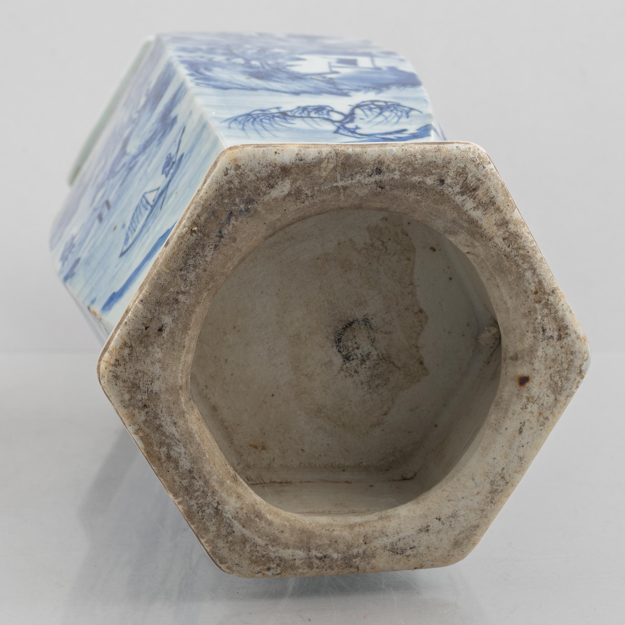 A blue and white vase, a brush pot and an urn with cover, porcelain, China, late Qing dynasty & 20th century.