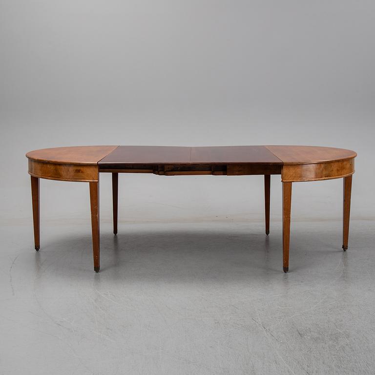 A english style dining table from the first half of the 20th century.