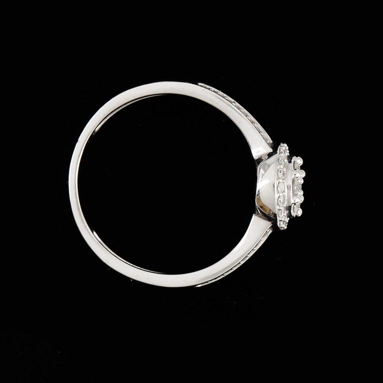 RING, 18k vitguld med briljantslipade diamanter, tot ca 0,35 ct. Vikt ca 3,3 gram.