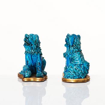 A pair of turquoise glazed porcelain figures of buddhist lions, Qing dynasty 18th/19th Century.