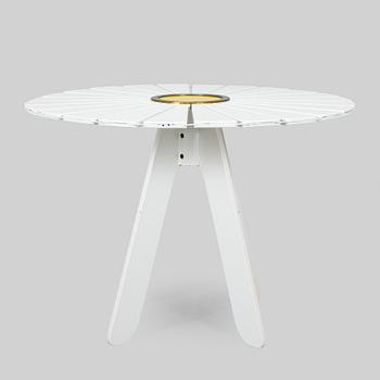 Alvar & Aino Aalto, ”Aurinko”-sarjan pöytä, O.Y. Huonekalu- ja Rakennustyötehdas A.B., 1900-luvun puoliväli, sekä, tuoleja, 4 kpl Artek 2000.