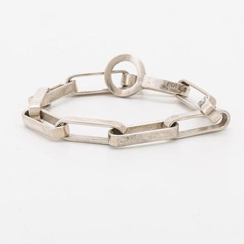 2 silver bracelets, approx 19 x 2 cm approx 20 x 0,5 cm.