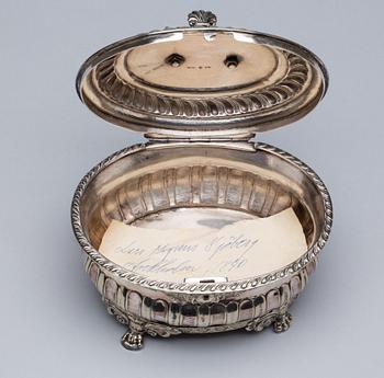 SKOCKERSKRIN, silver, Lars Magnus Sjöberg, Stockholm,1840. Vikt ca 462 g.