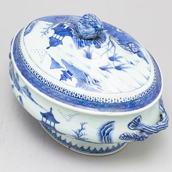 A blue and white export porcelain tureen with cover and a serving dish, Qing dynasty, Qianlong (1736-95).