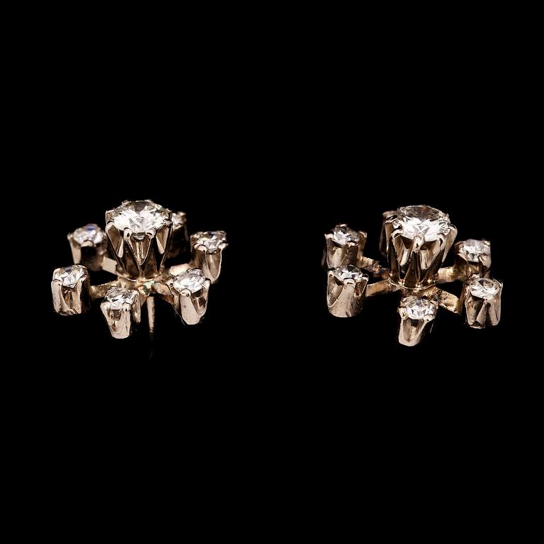 ÖRHÄNGEN, 18k vitguld med  2 briljantslipade diamanter och 12 åttkantslipade diamanter, tot ca 0.8 ct. Vikt 2 g.