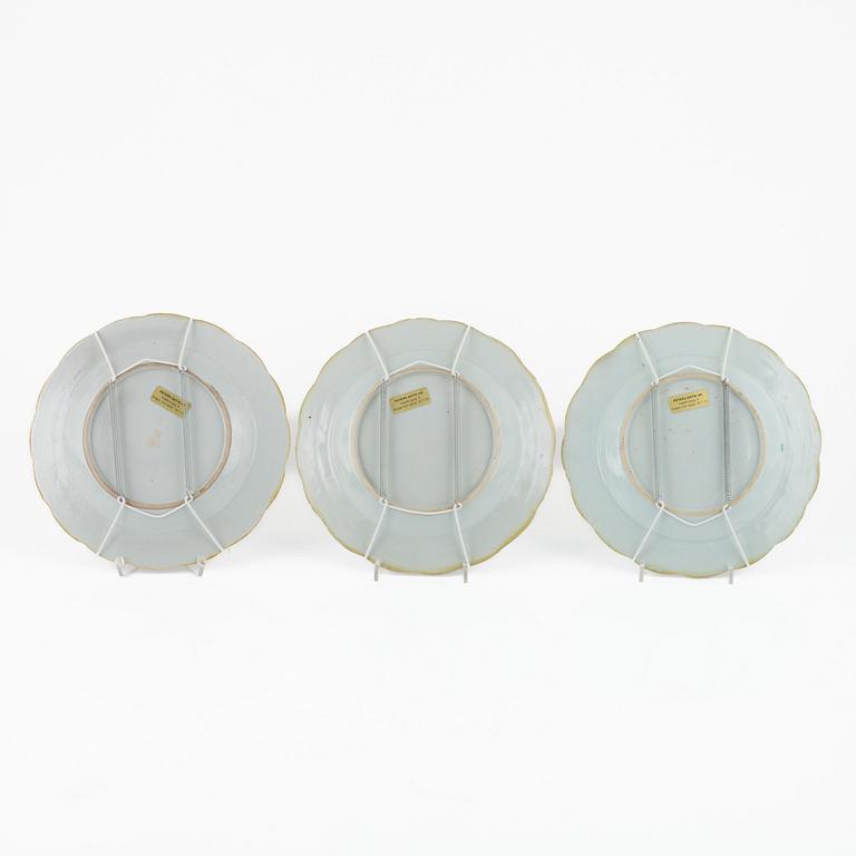 Tallrikar, porslin, 3 st, samt skålfat, Kina, 1700-tal.